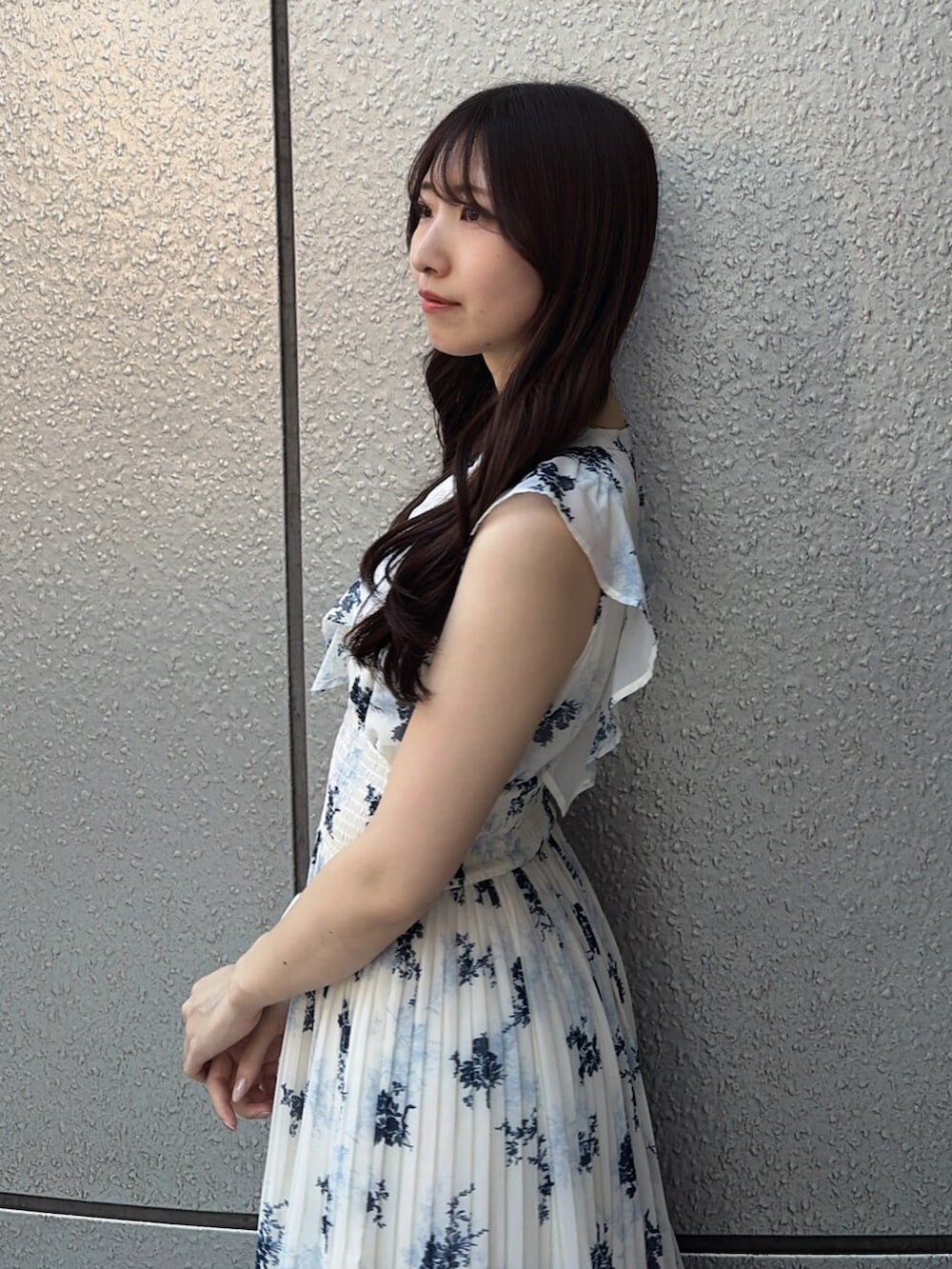 ホワイト系のパンプス、ホワイト系のワンピースを着用したレディースの夏コーディネートの6枚目の写真