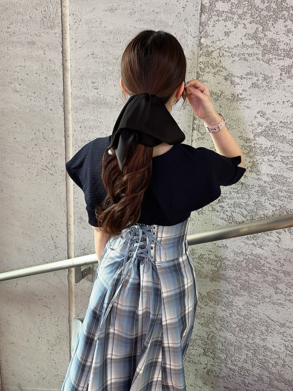 ブルー系のワンピース、ブルー系のハンドバッグ、ホワイト系のパンプスを着用したレディースの春コーディネートの6枚目の写真