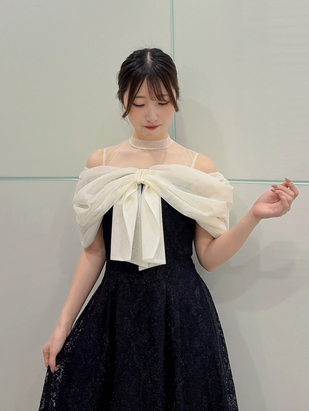ブラック系のパンプス、ブラック系のドレスを着用したレディースの夏コーディネートの6枚目の写真