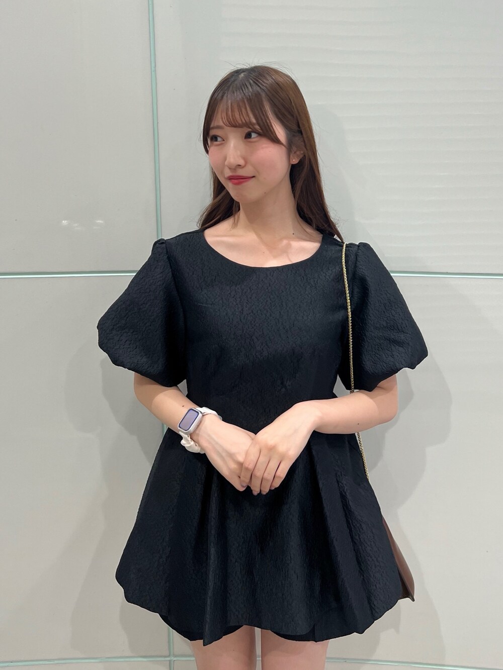 ブラック系のシャツ/ブラウス、ブラック系のその他パンツ、ブラウン系のハンドバッグを着用したレディースの夏コーディネートの6枚目の写真