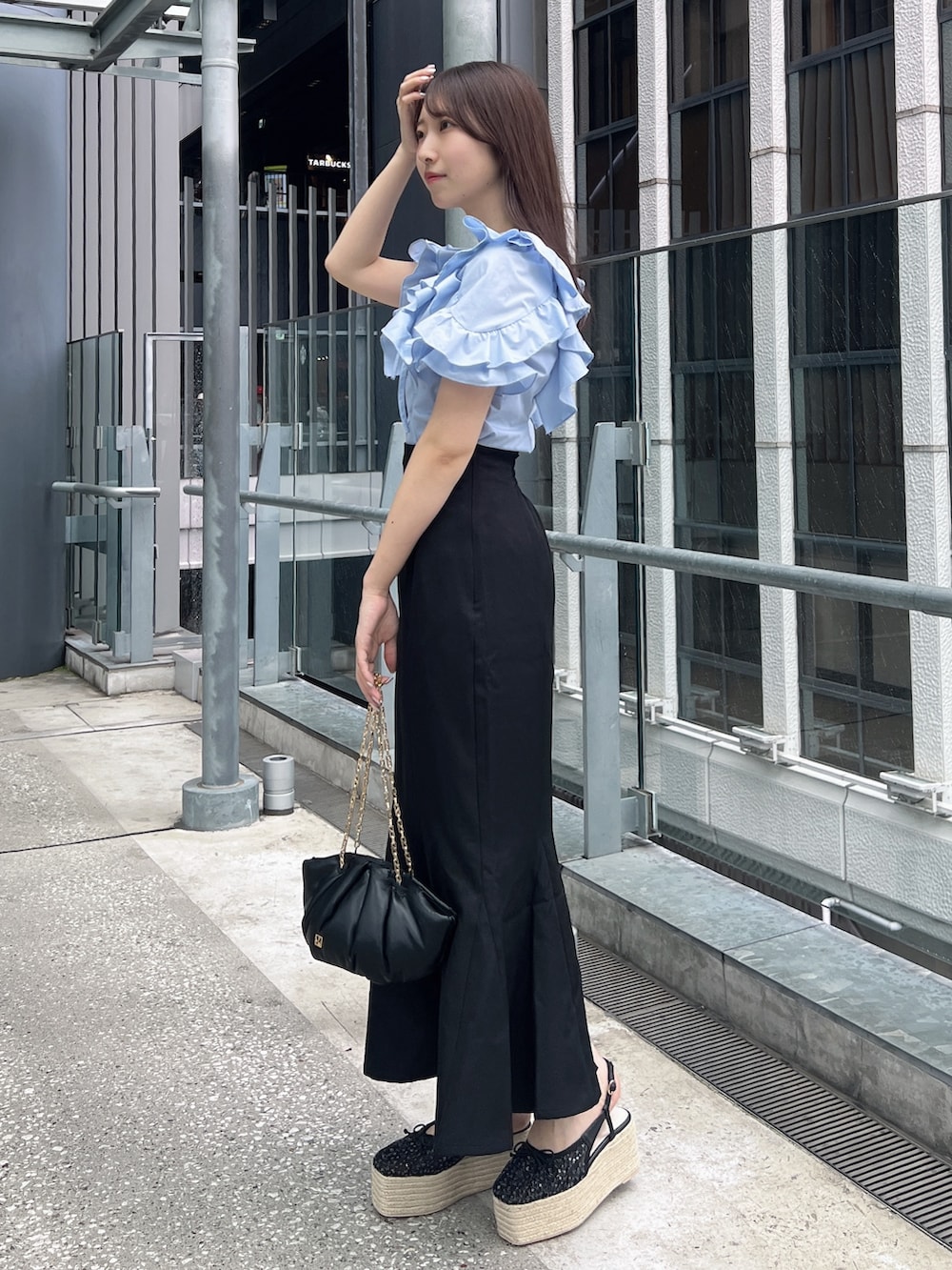 ブラック系のスカート、ブルー系のシャツ/ブラウス、ブラック系のサンダルを着用したレディースの夏コーディネートの2枚目の写真