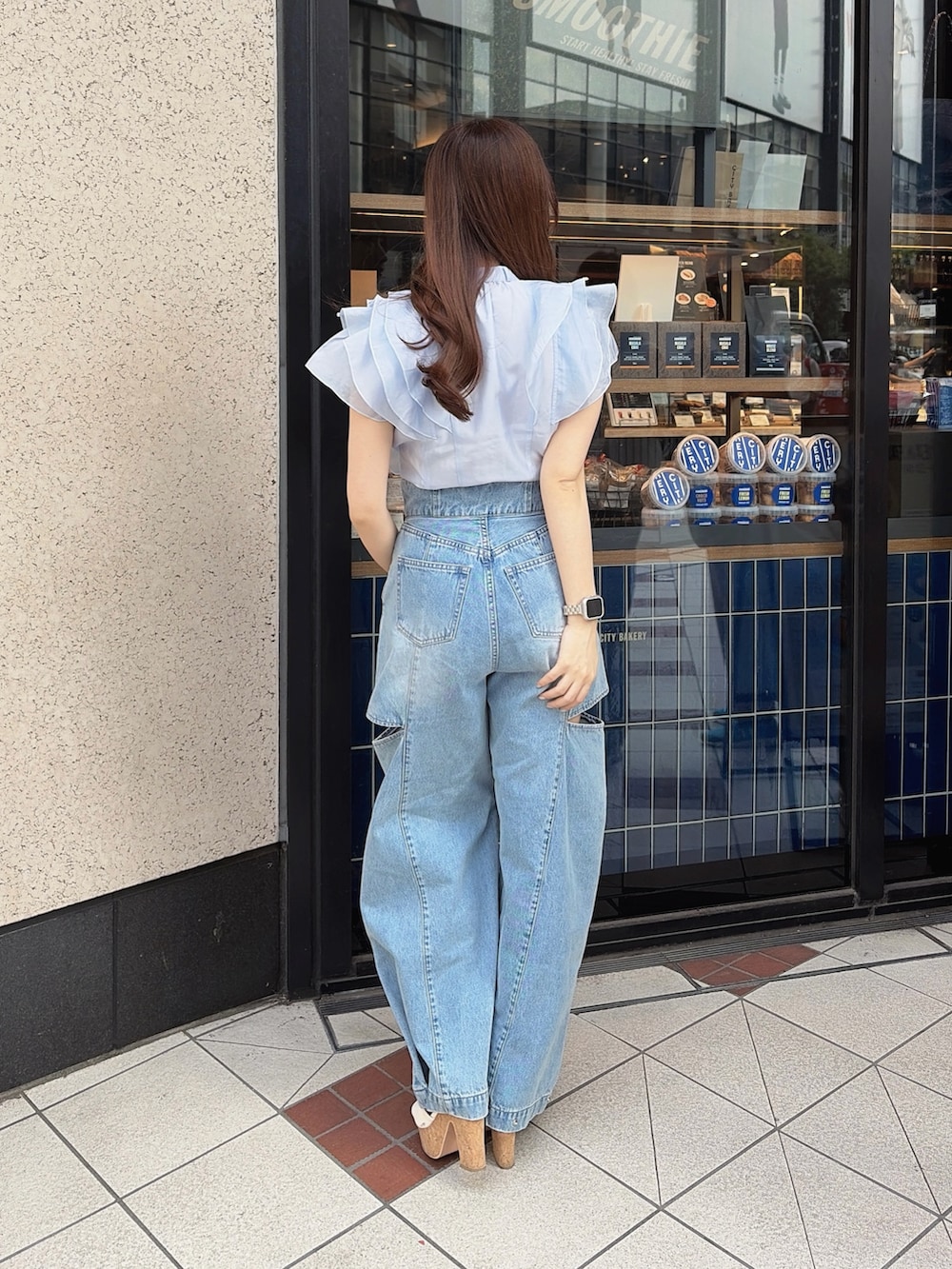 ブルー系のシャツ/ブラウス、ブルー系のデニムパンツを着用したレディースの夏コーディネートの4枚目の写真