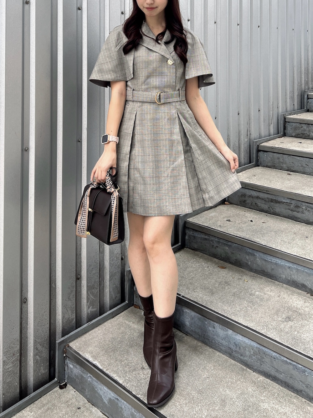 その他のワンピース、ブラウン系のショルダーバッグ、ブラウン系のブーツを着用したレディースの秋コーディネートの4枚目の写真