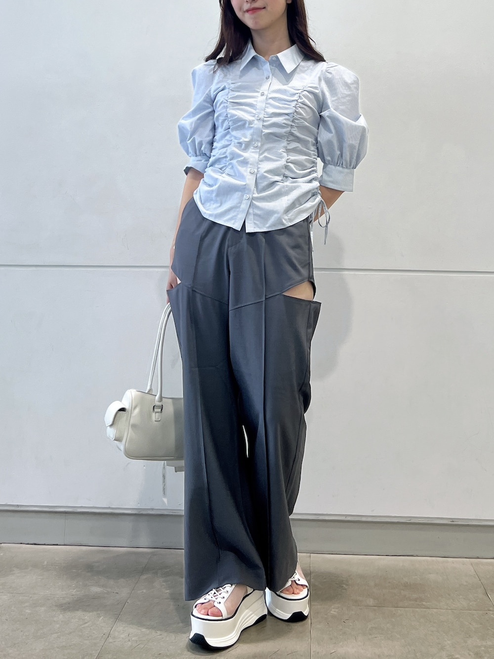 ブルー系のシャツ/ブラウス、グレー系のその他パンツ、ホワイト系のサンダルを着用したレディースの夏コーディネートの3枚目の写真