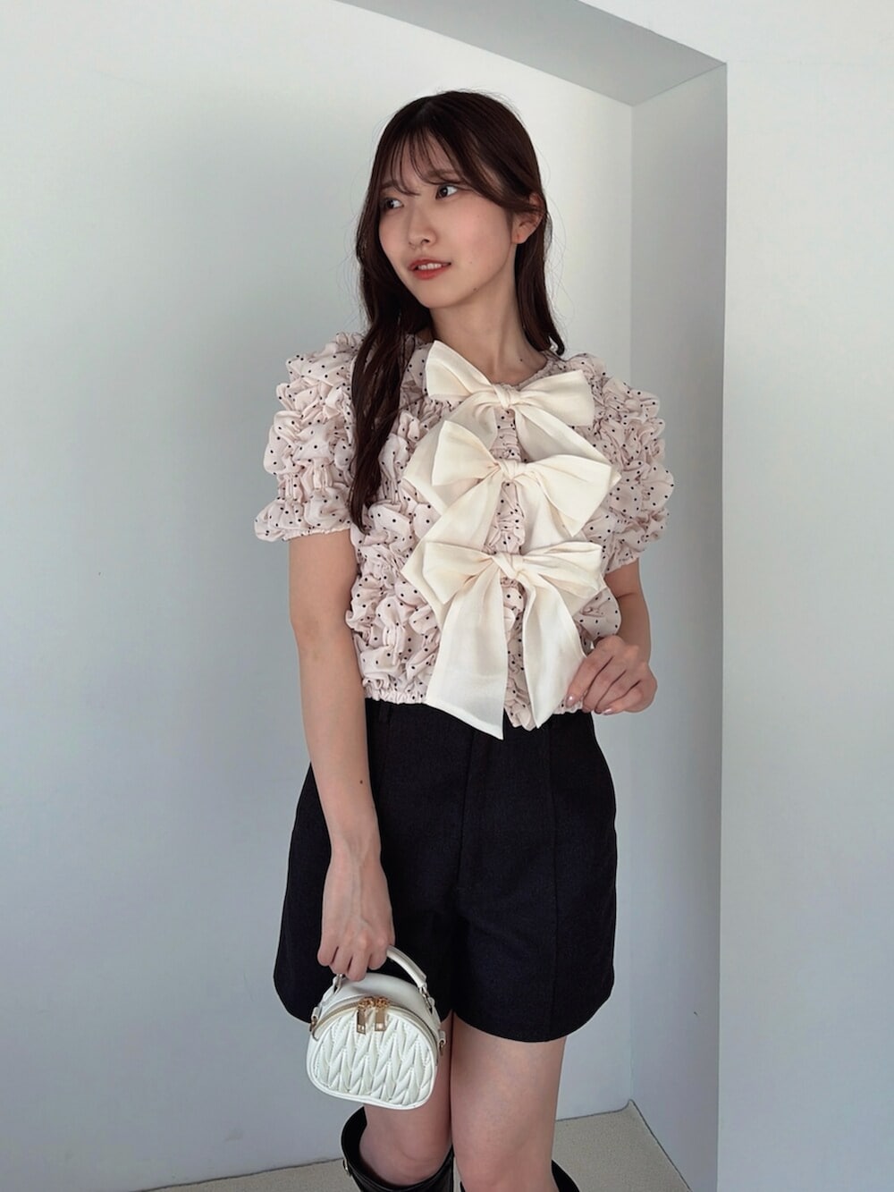 ブラック系のブーツ、ホワイト系のシャツ/ブラウス、グレー系のその他パンツを着用したレディースの夏コーディネートの9枚目の写真