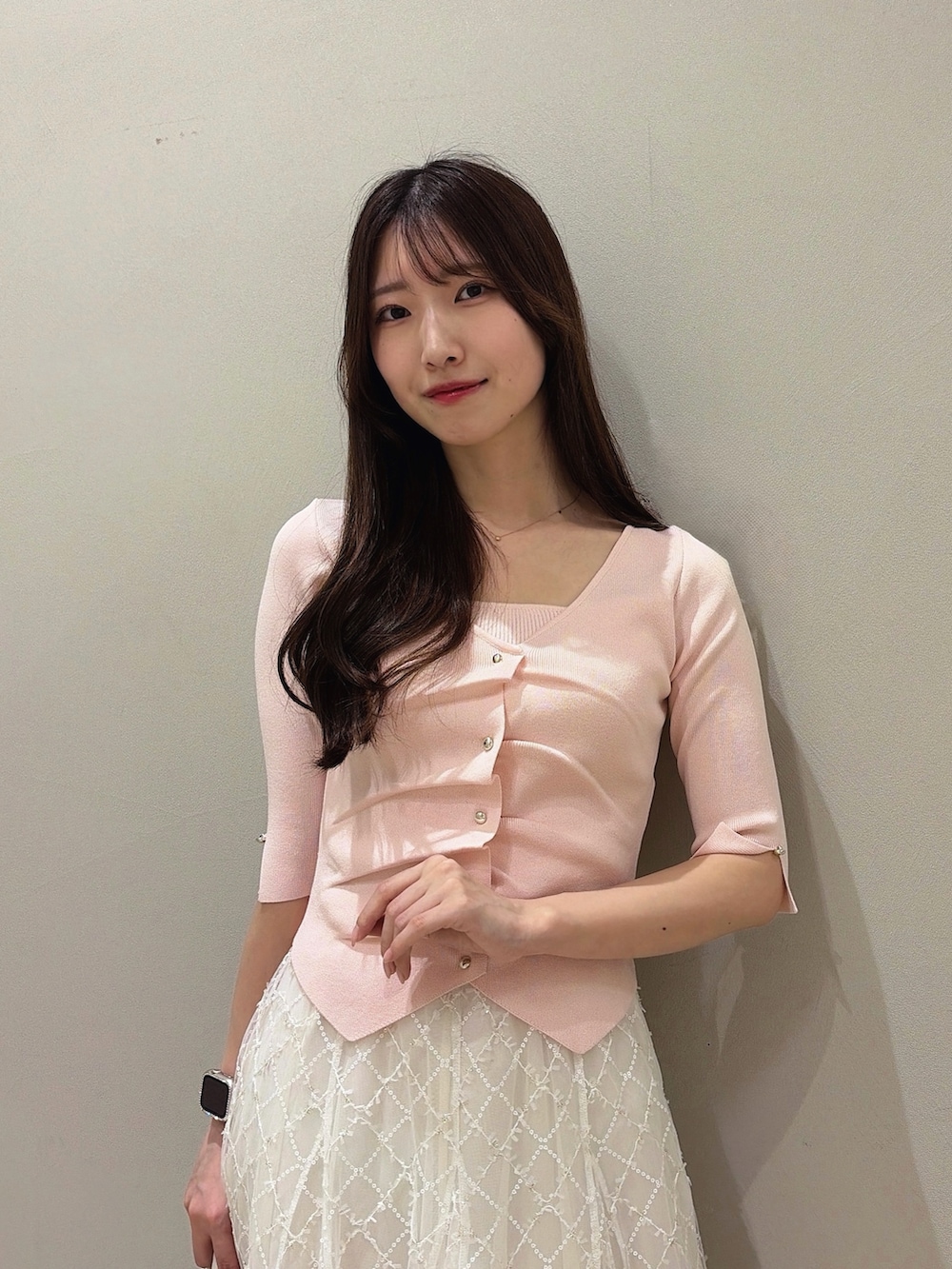 ホワイト系のパンプス、ホワイト系のハンドバッグ、ホワイト系のスカートを着用したレディースの夏コーディネートの6枚目の写真