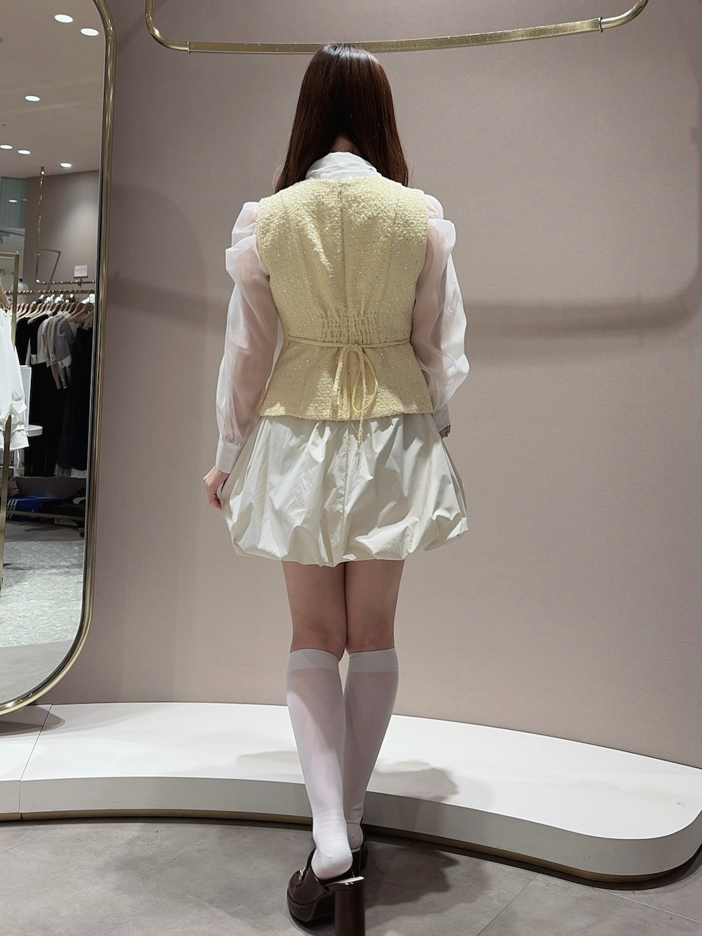 イエロー系のワンピース、その他のシャツ/ブラウス、ブラウン系のパンプスを着用したレディースの春コーディネートの4枚目の写真