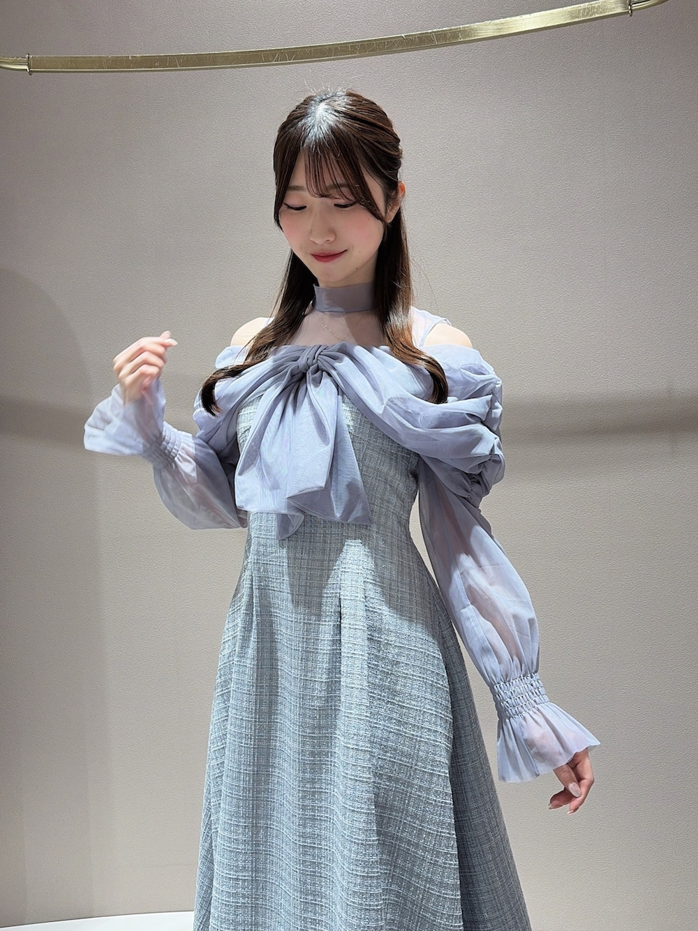 グレー系のドレス、ホワイト系のパンプスを着用したレディースの春コーディネートの5枚目の写真