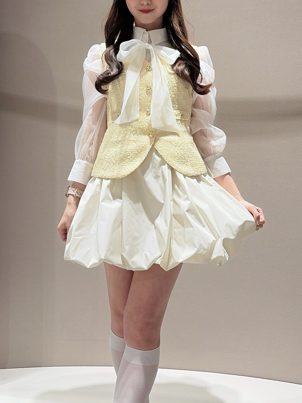 イエロー系のワンピース、その他のシャツ/ブラウス、ブラウン系のパンプスを着用したレディースの春コーディネートの5枚目の写真