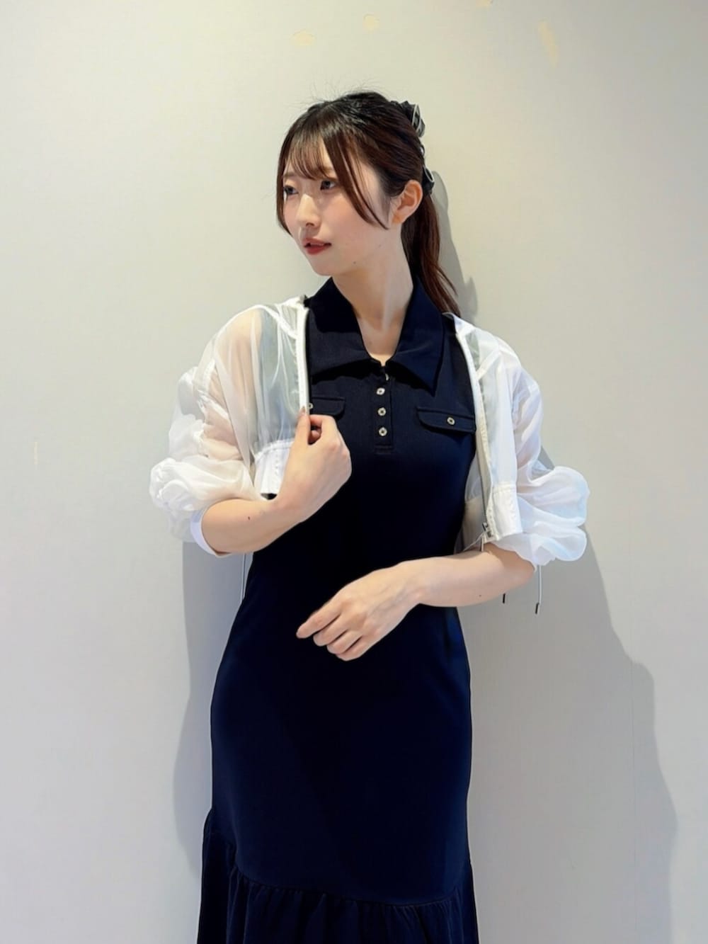 ホワイト系のサンダル、ブルー系のワンピース、ホワイト系のかごバッグを着用したレディースの夏コーディネートの6枚目の写真
