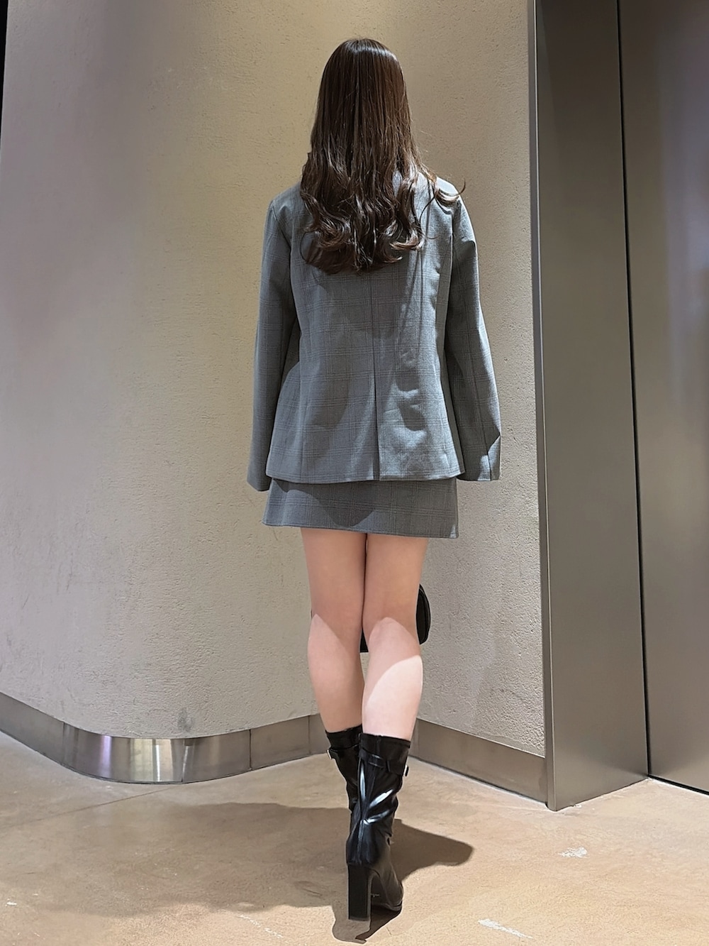 その他のシャツ/ブラウス、グレー系のテーラードジャケット、グレー系のスカートを着用したレディースの冬コーディネートの5枚目の写真