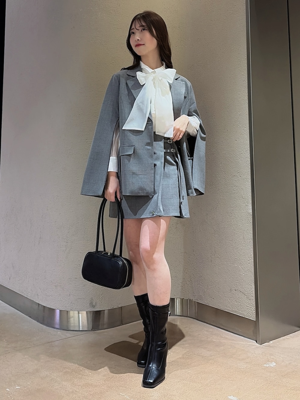 その他のシャツ/ブラウス、グレー系のテーラードジャケット、グレー系のスカートを着用したレディースの冬コーディネートの3枚目の写真