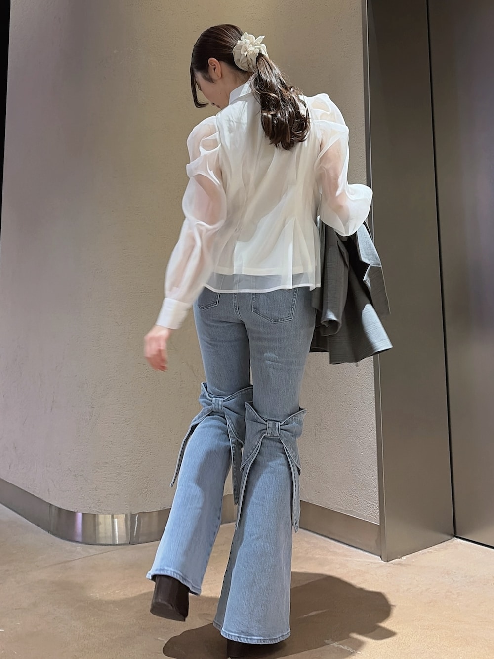 その他のシャツ/ブラウス、グレー系のテーラードジャケット、ブルー系のデニムパンツを着用したレディースの冬コーディネートの5枚目の写真