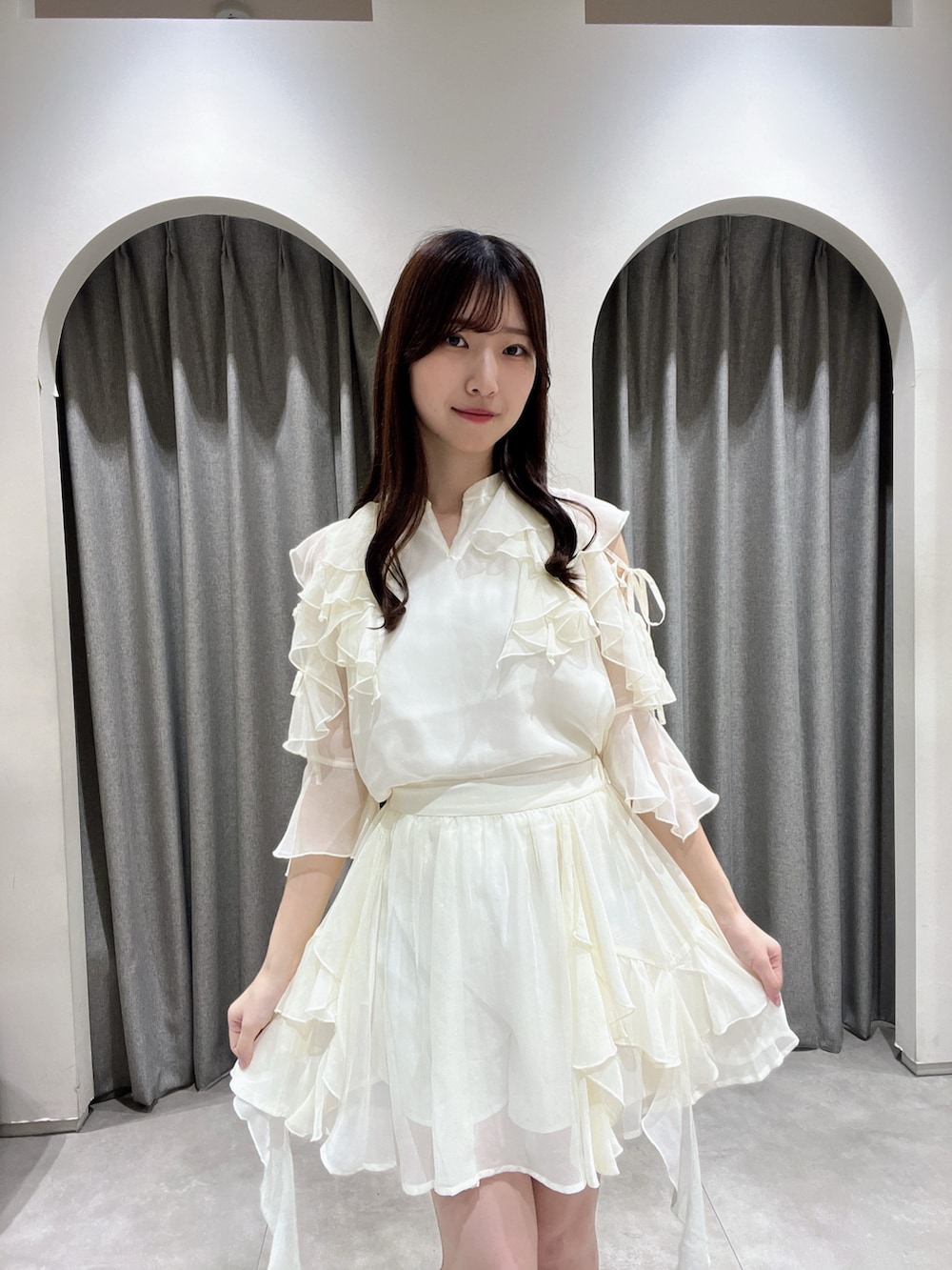 ホワイト系のスカート、ホワイト系のシャツ/ブラウス、ホワイト系のサンダルを着用したレディースの夏コーディネートの2枚目の写真