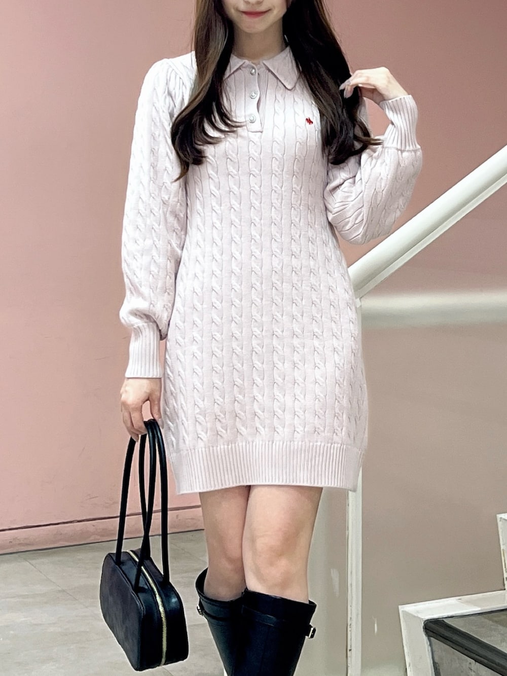 ピンク系のワンピース、ブラック系のブーツ、ブラック系のハンドバッグを着用したレディースの秋コーディネートの8枚目の写真