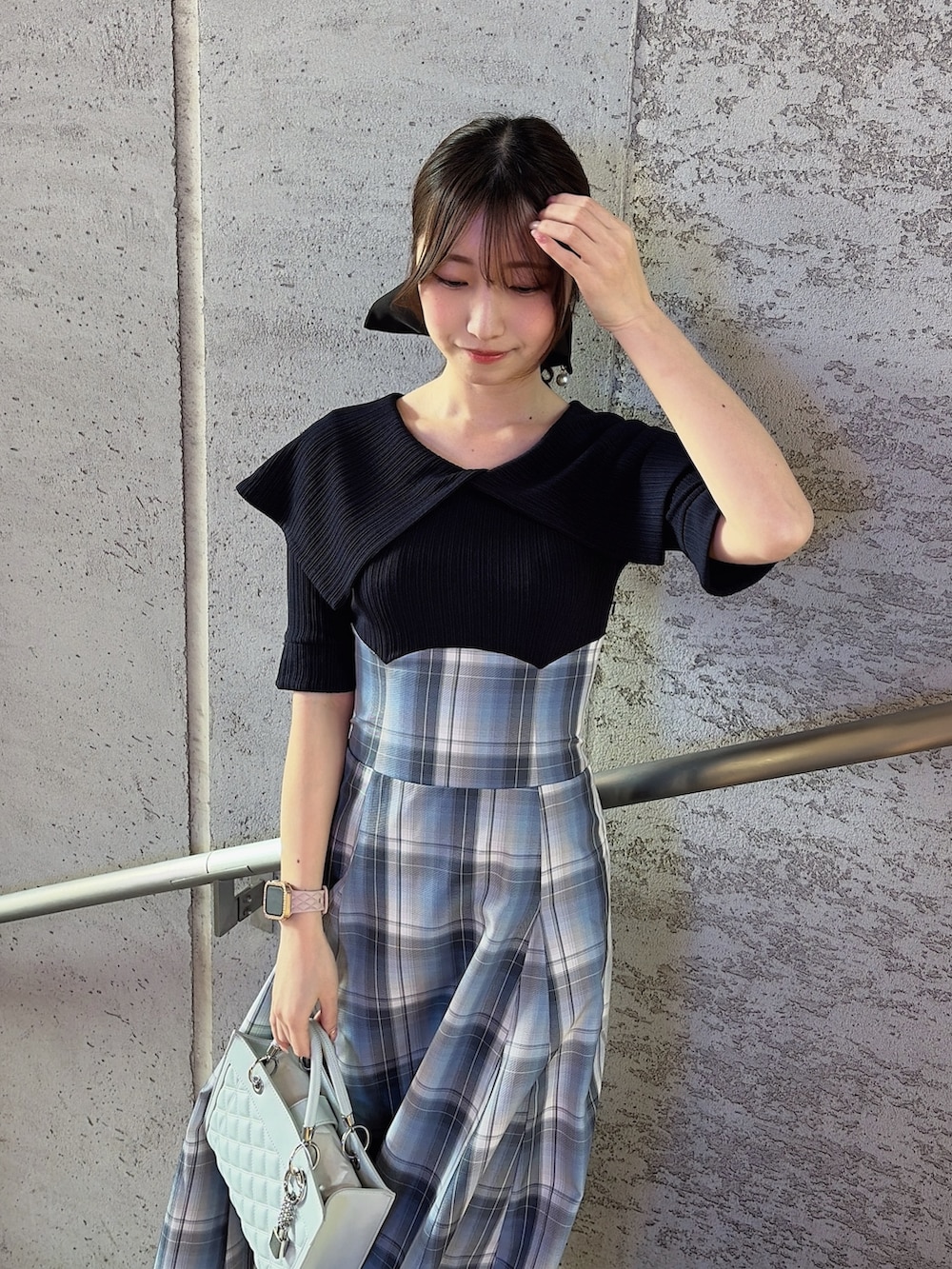 ブルー系のワンピース、ブルー系のハンドバッグ、ホワイト系のパンプスを着用したレディースの春コーディネートの5枚目の写真