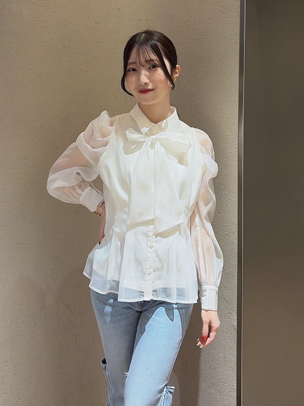 その他のシャツ/ブラウス、グレー系のテーラードジャケット、ブルー系のデニムパンツを着用したレディースの冬コーディネートの7枚目の写真