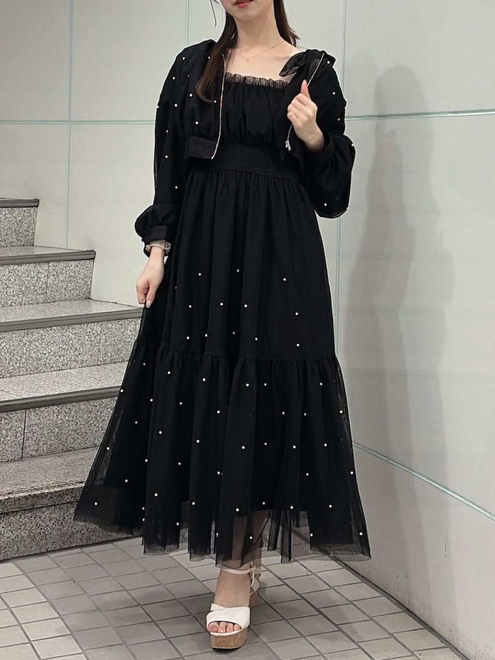 ブラック系のワンピース、ブラック系のブルゾンを着用したレディースの春コーディネートの2枚目の写真