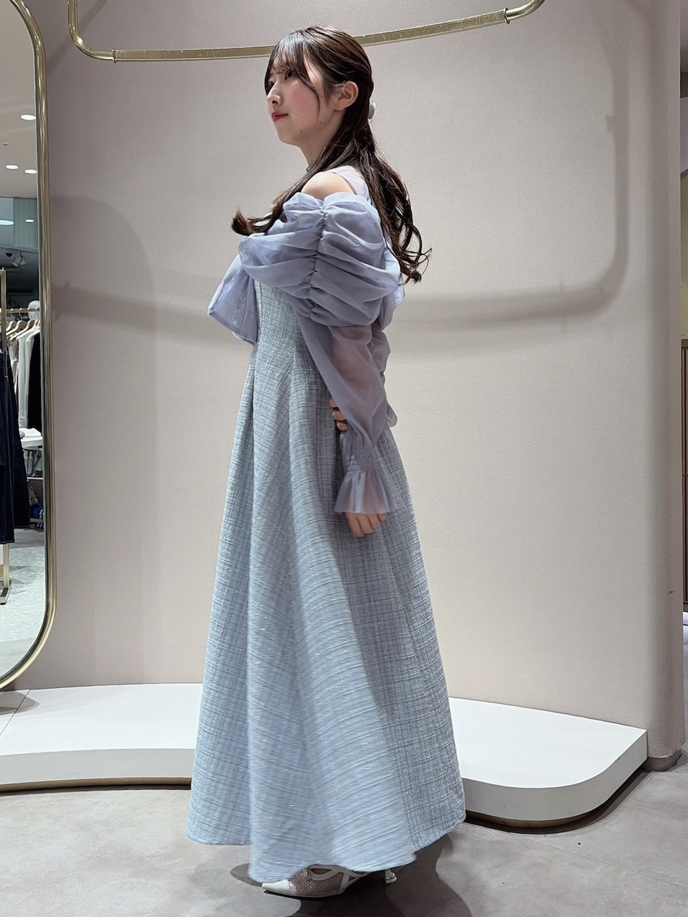 グレー系のドレス、ホワイト系のパンプスを着用したレディースの春コーディネートの3枚目の写真