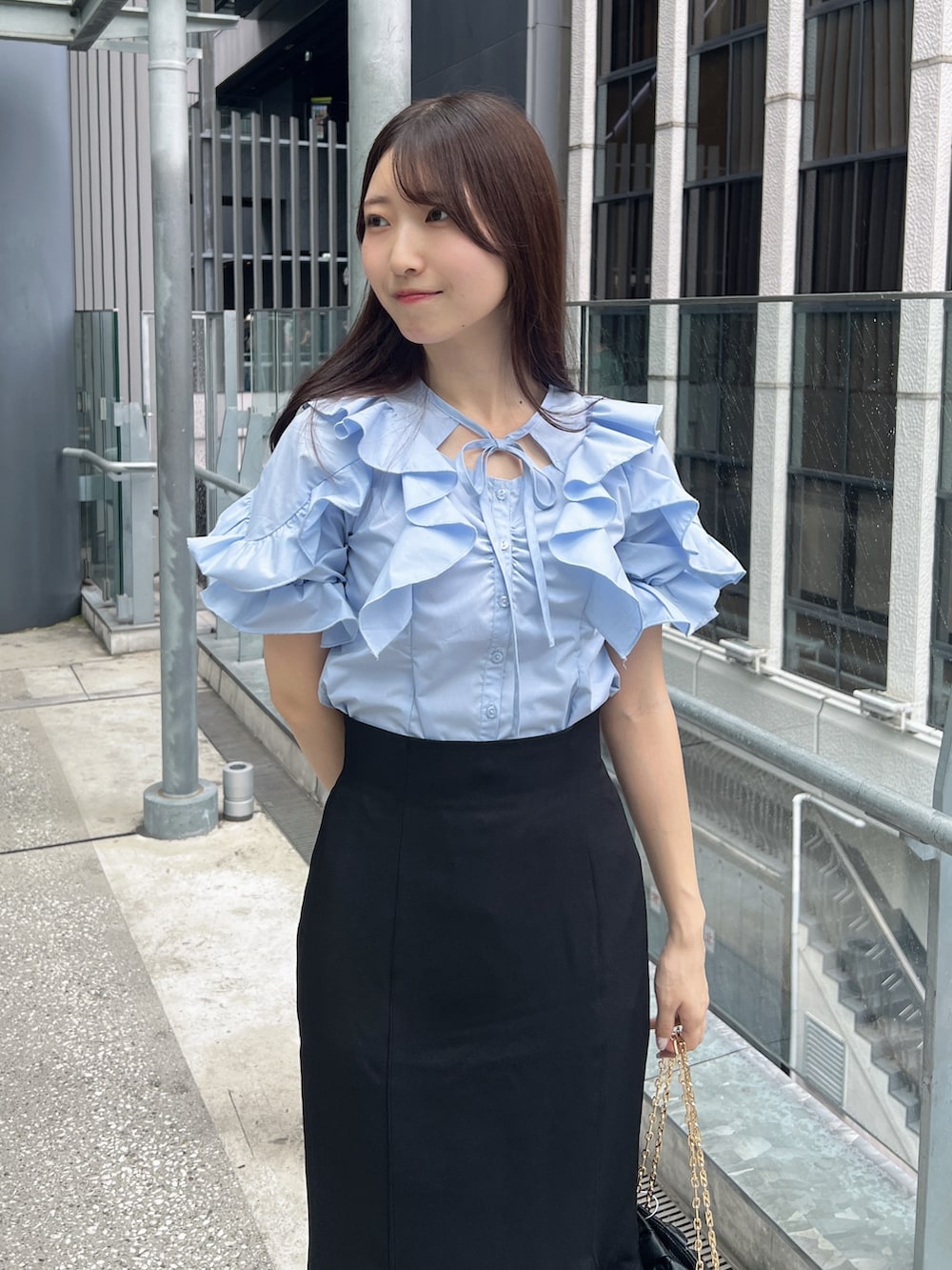 ブラック系のスカート、ブルー系のシャツ/ブラウス、ブラック系のサンダルを着用したレディースの夏コーディネートの6枚目の写真