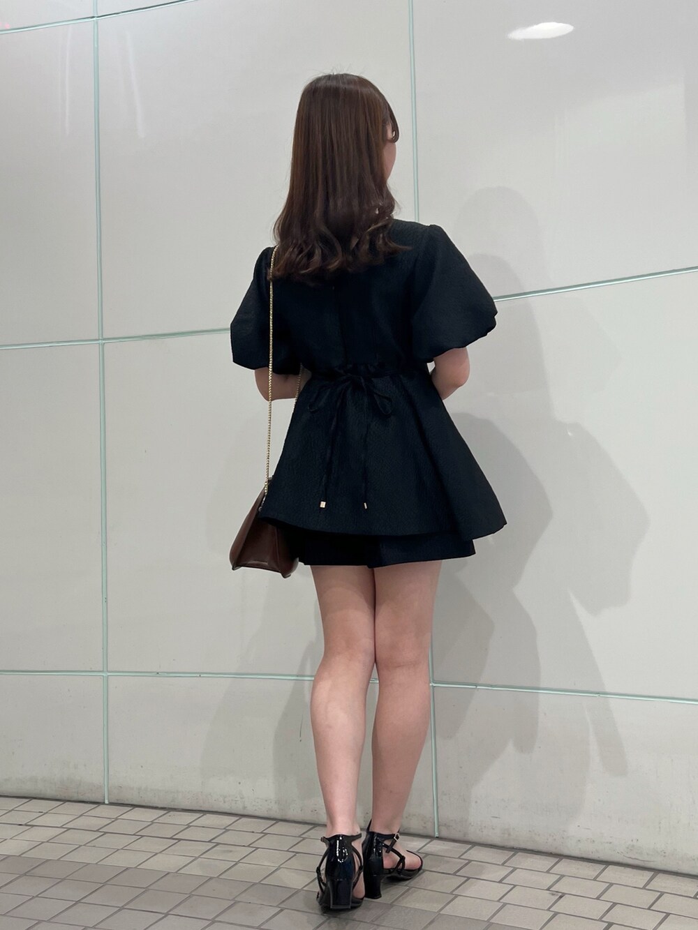 ブラック系のシャツ/ブラウス、ブラック系のその他パンツ、ブラウン系のハンドバッグを着用したレディースの夏コーディネートの4枚目の写真