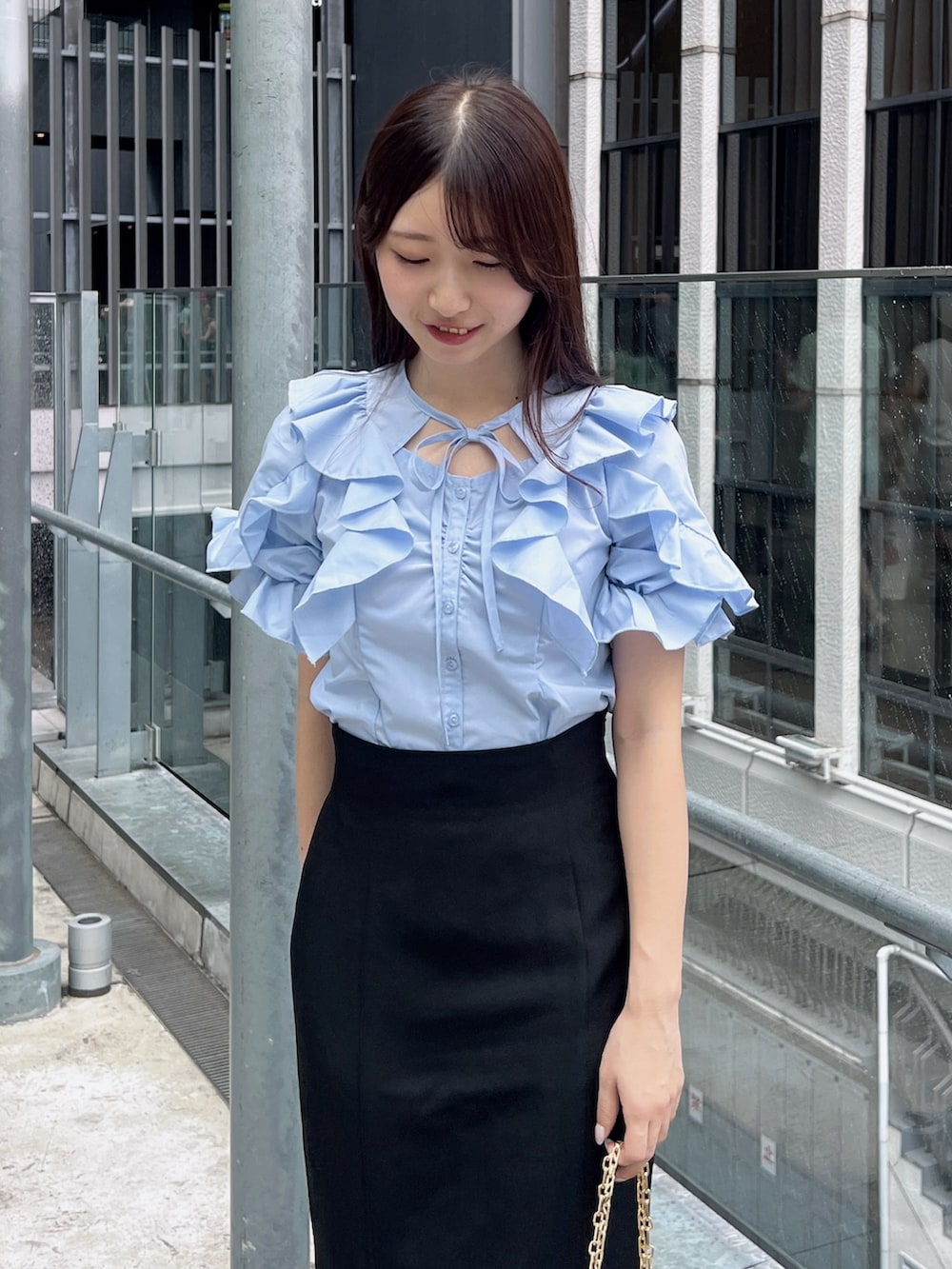 ブラック系のスカート、ブルー系のシャツ/ブラウス、ブラック系のサンダルを着用したレディースの夏コーディネートの4枚目の写真