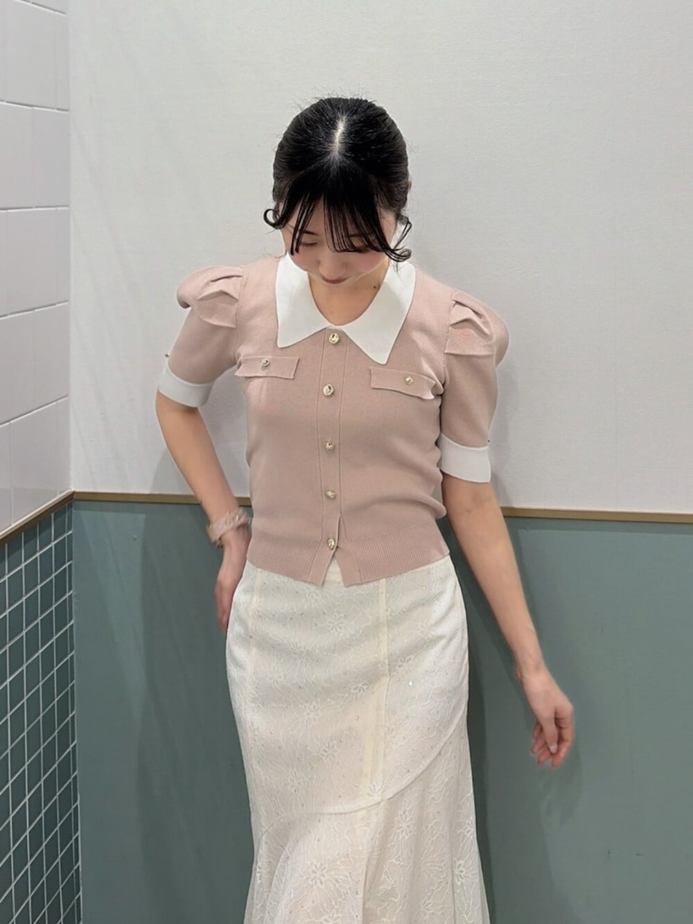 ブラウン系のパンプス、ホワイト系のスカート、ピンク系のニット/セーターを着用したレディースの春コーディネートの5枚目の写真