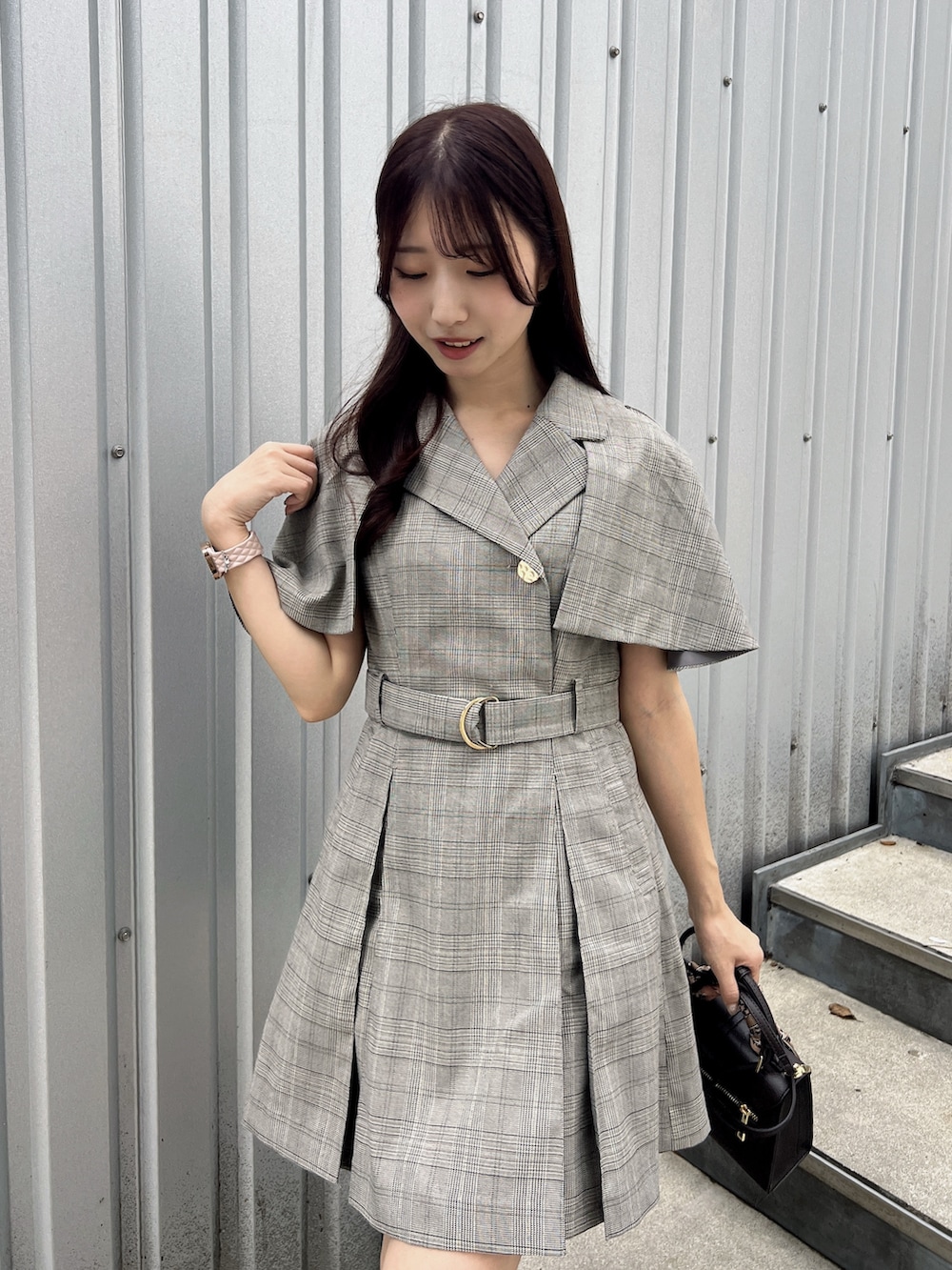 その他のワンピース、ブラウン系のショルダーバッグ、ブラウン系のブーツを着用したレディースの秋コーディネートの7枚目の写真