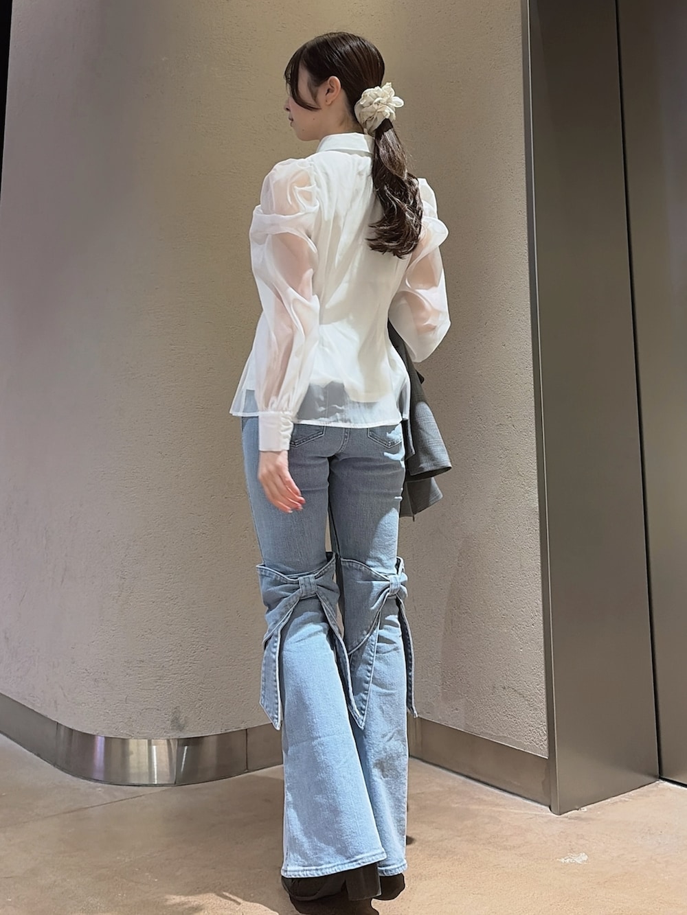 その他のシャツ/ブラウス、グレー系のテーラードジャケット、ブルー系のデニムパンツを着用したレディースの冬コーディネートの4枚目の写真