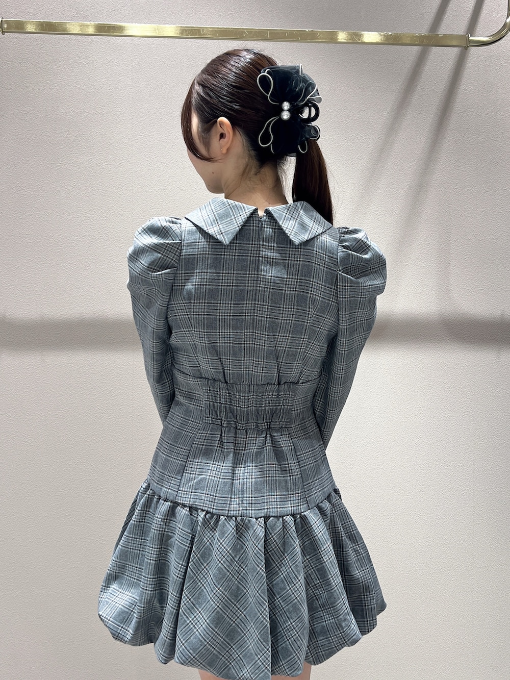 グレー系のワンピース、ブラック系のブーツを着用したレディースの秋コーディネートの5枚目の写真