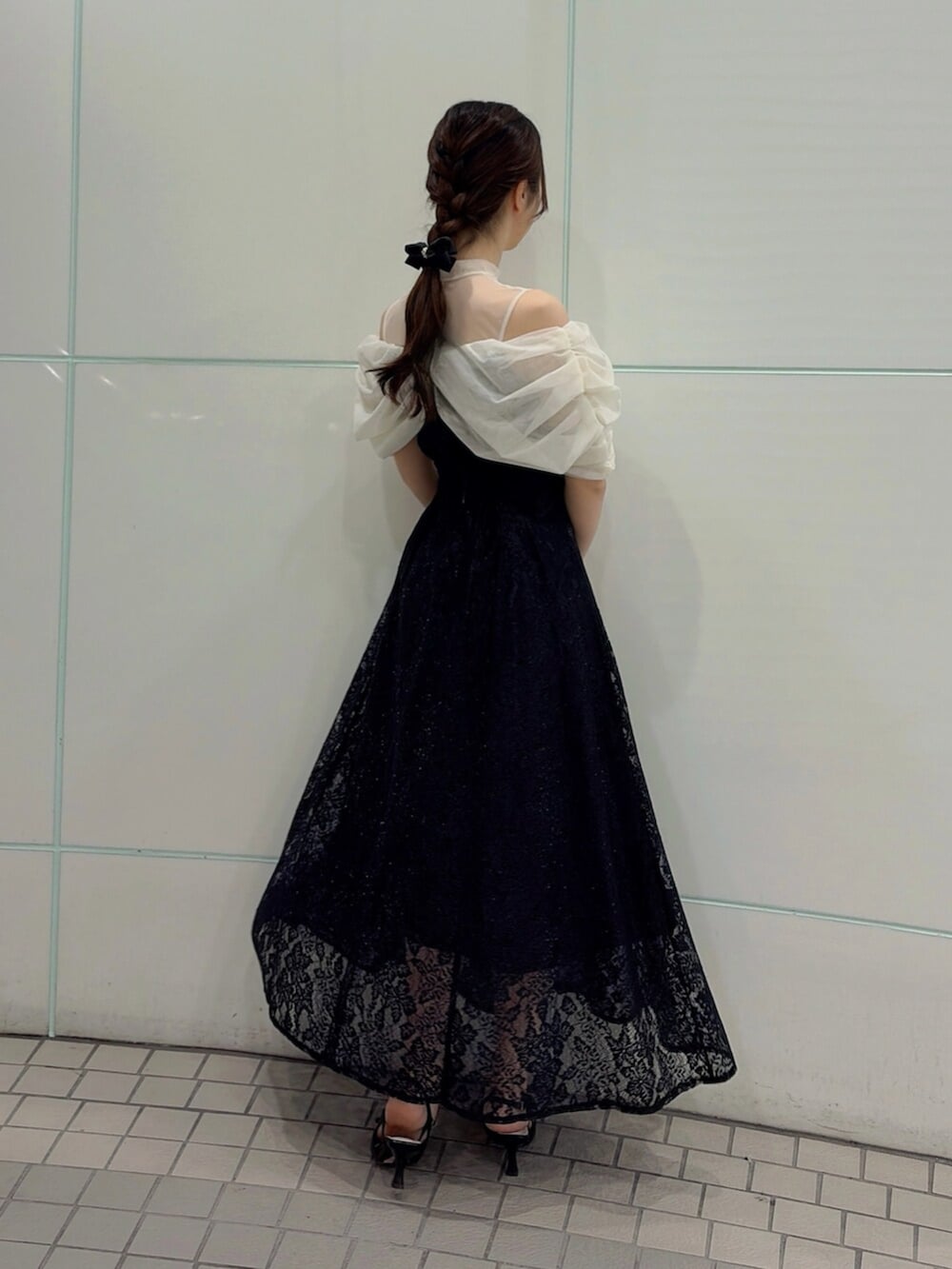 ブラック系のパンプス、ブラック系のドレスを着用したレディースの夏コーディネートの3枚目の写真
