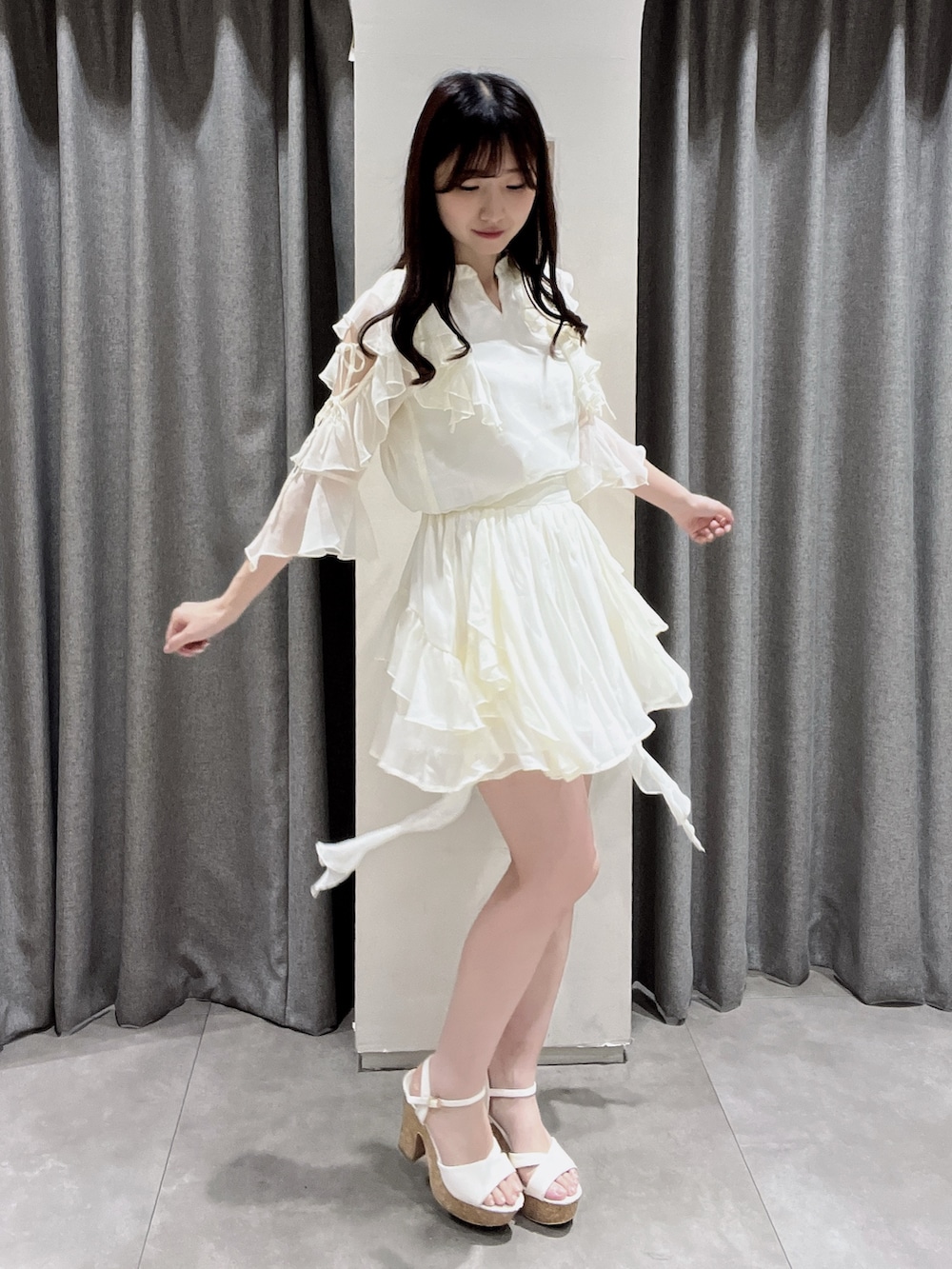 ホワイト系のスカート、ホワイト系のシャツ/ブラウス、ホワイト系のサンダルを着用したレディースの夏コーディネートの4枚目の写真