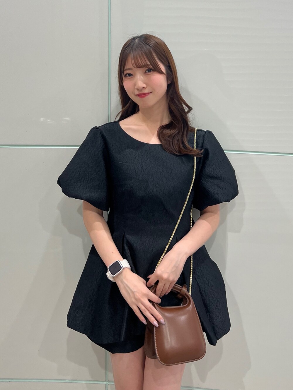 ブラック系のシャツ/ブラウス、ブラック系のその他パンツ、ブラウン系のハンドバッグを着用したレディースの夏コーディネートの5枚目の写真