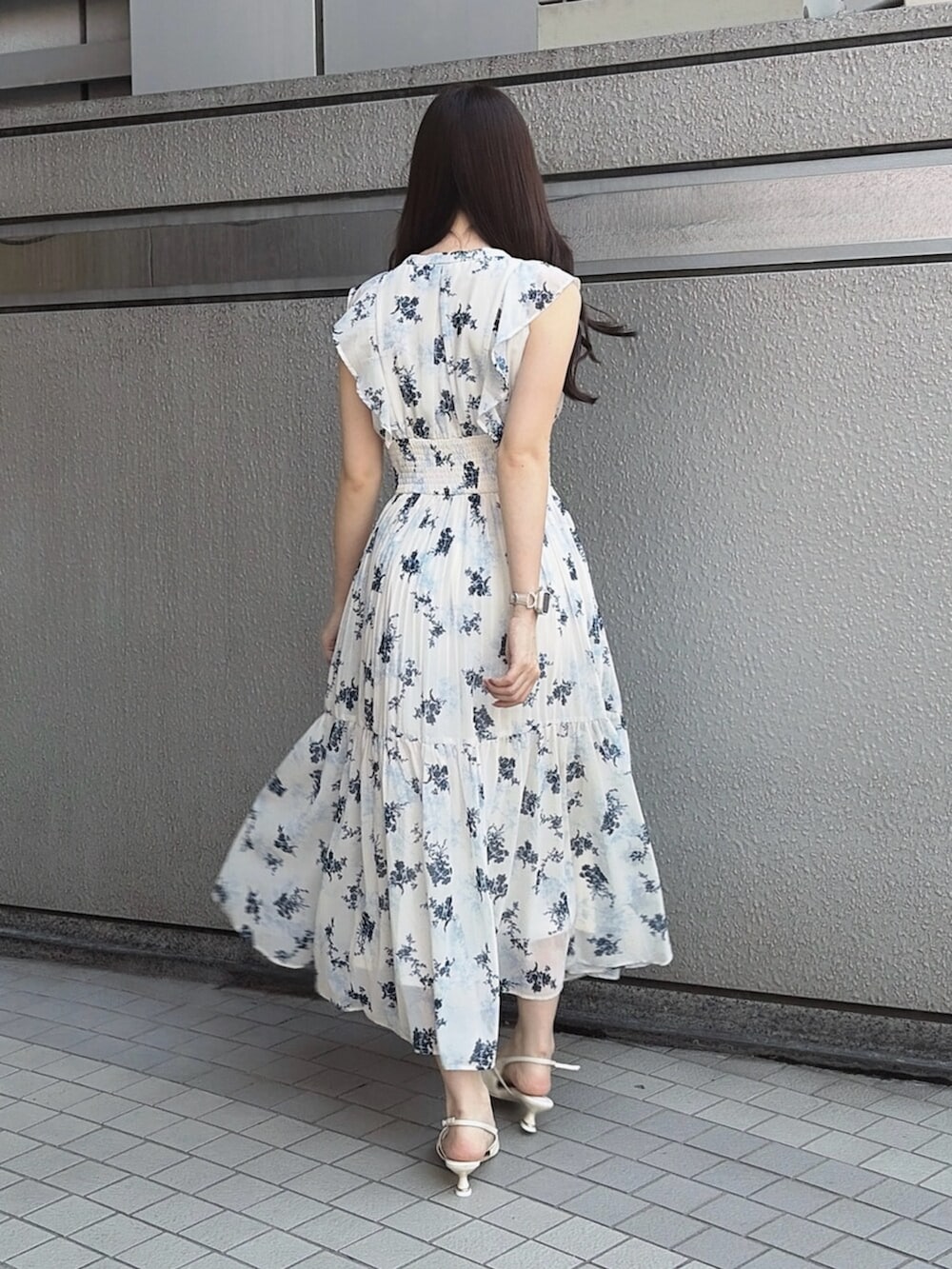 ホワイト系のパンプス、ホワイト系のワンピースを着用したレディースの夏コーディネートの4枚目の写真