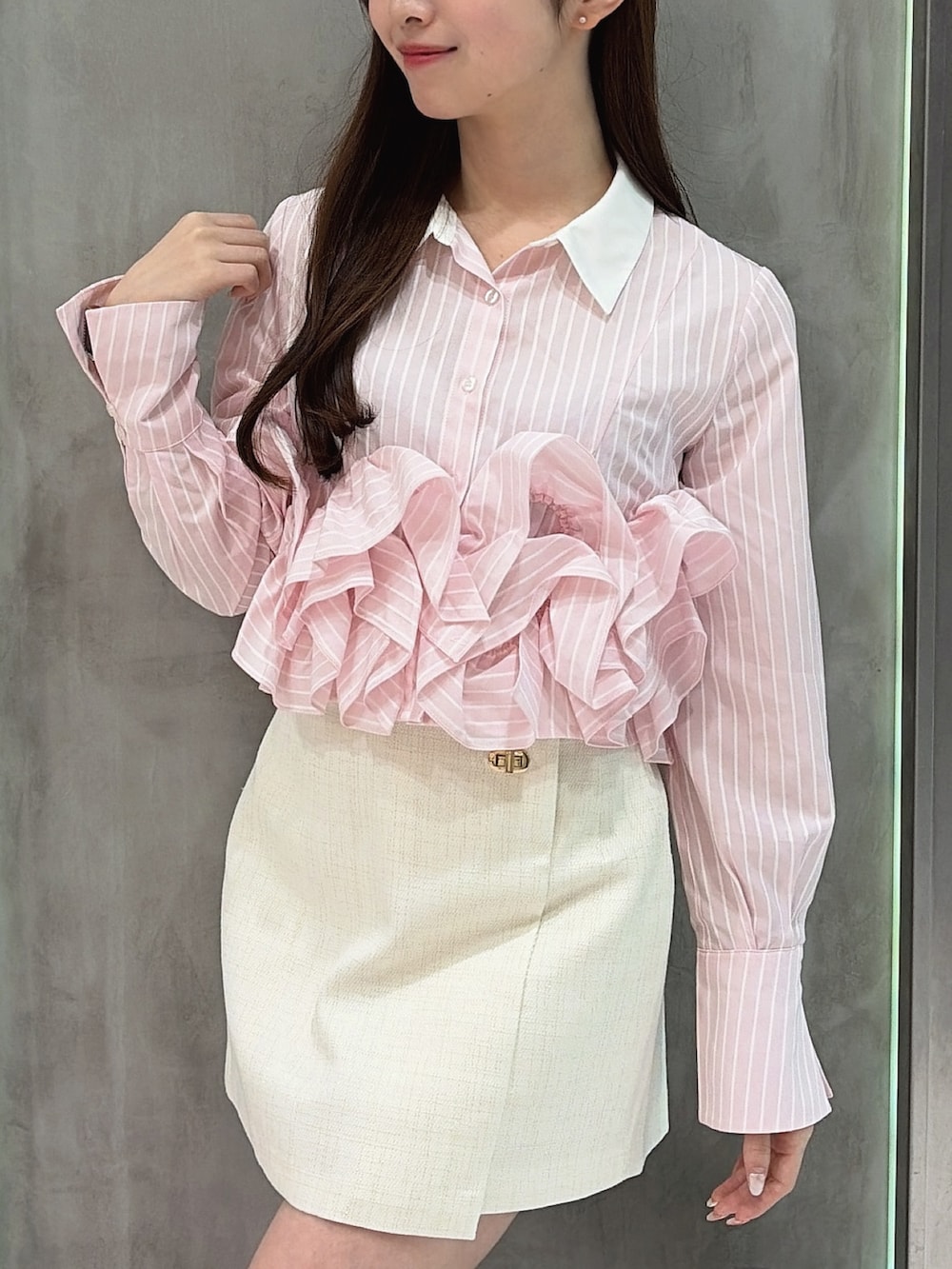 ピンク系のシャツ/ブラウス、ホワイト系のスカート、ホワイト系のブーツを着用したレディースの春コーディネートの8枚目の写真