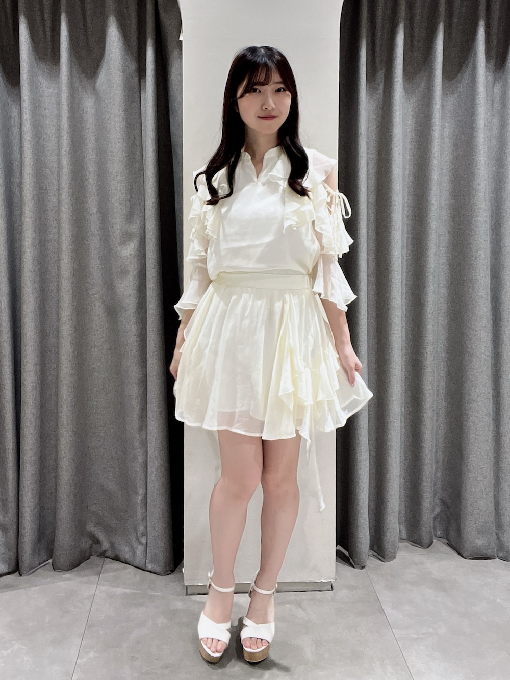 ホワイト系のスカート、ホワイト系のシャツ/ブラウス、ホワイト系のサンダルを着用したレディースの夏コーディネートの5枚目の写真