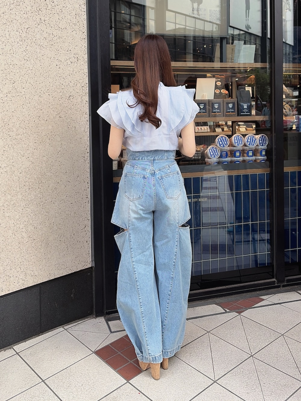 ブルー系のシャツ/ブラウス、ブルー系のデニムパンツを着用したレディースの夏コーディネートの5枚目の写真