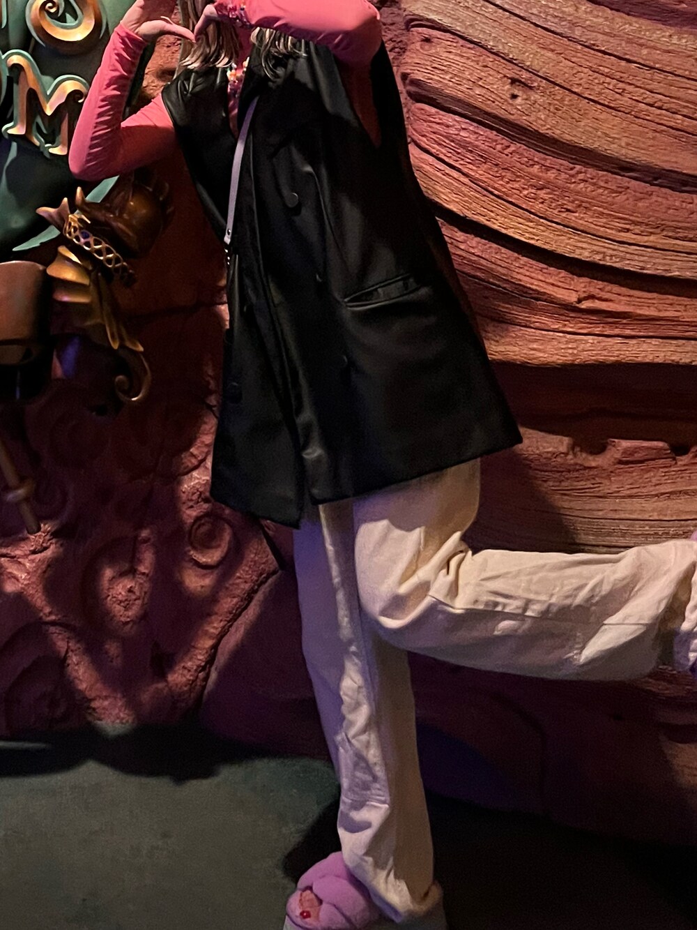 パープル系のショルダーバッグ、ブラック系のジャケット/アウター、ピンク系のトップスを着用したレディースの秋コーディネートの2枚目の写真