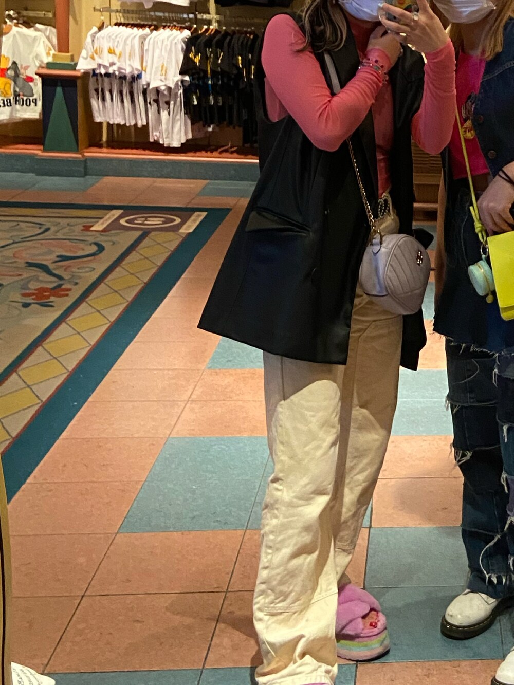 パープル系のショルダーバッグ、ブラック系のジャケット/アウター、ピンク系のトップスを着用したレディースの秋コーディネートの3枚目の写真