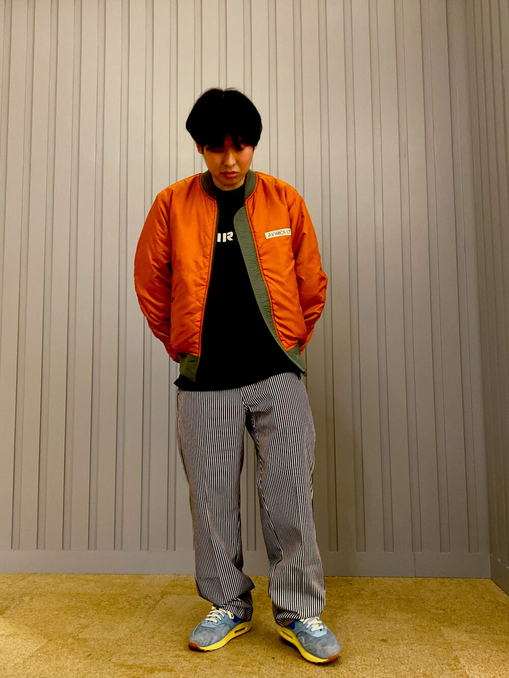 ブラック系のTシャツ/カットソー、その他のチノパンツ、グリーン系のMA-1を着用したメンズの夏コーディネートの3枚目の写真