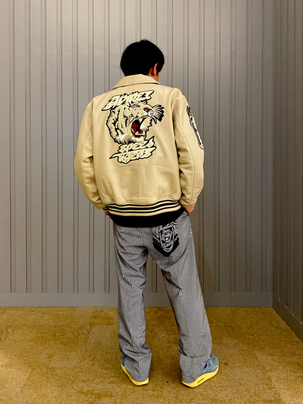 その他のチノパンツ、ホワイト系のスタジャン、ブラック系のTシャツ/カットソーを着用したメンズの夏コーディネートの3枚目の写真