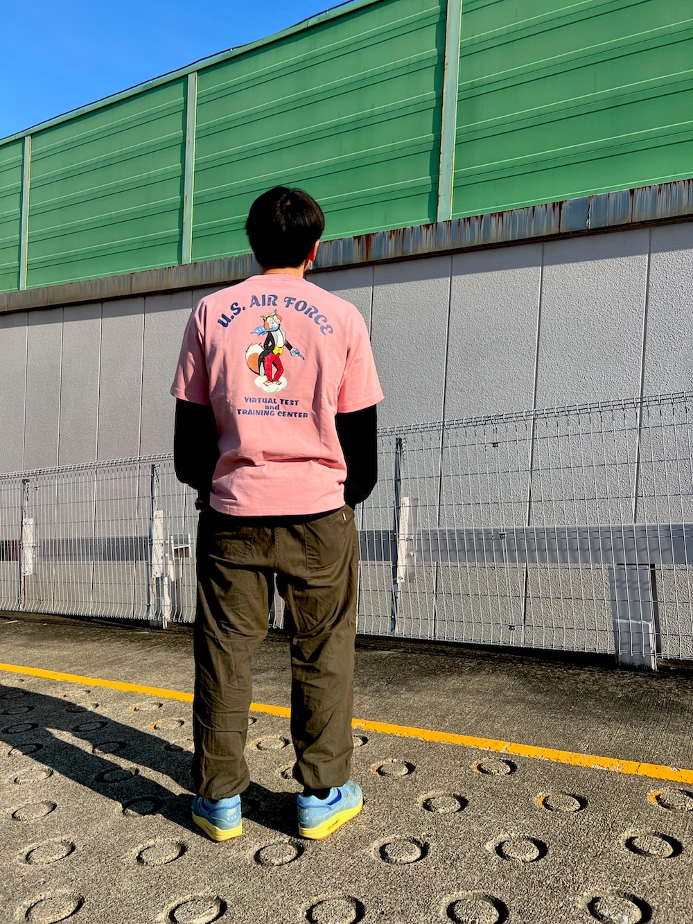 グリーン系のその他パンツ、ブラック系のTシャツ/カットソー、ピンク系のTシャツ/カットソーを着用したメンズの春コーディネートの2枚目の写真