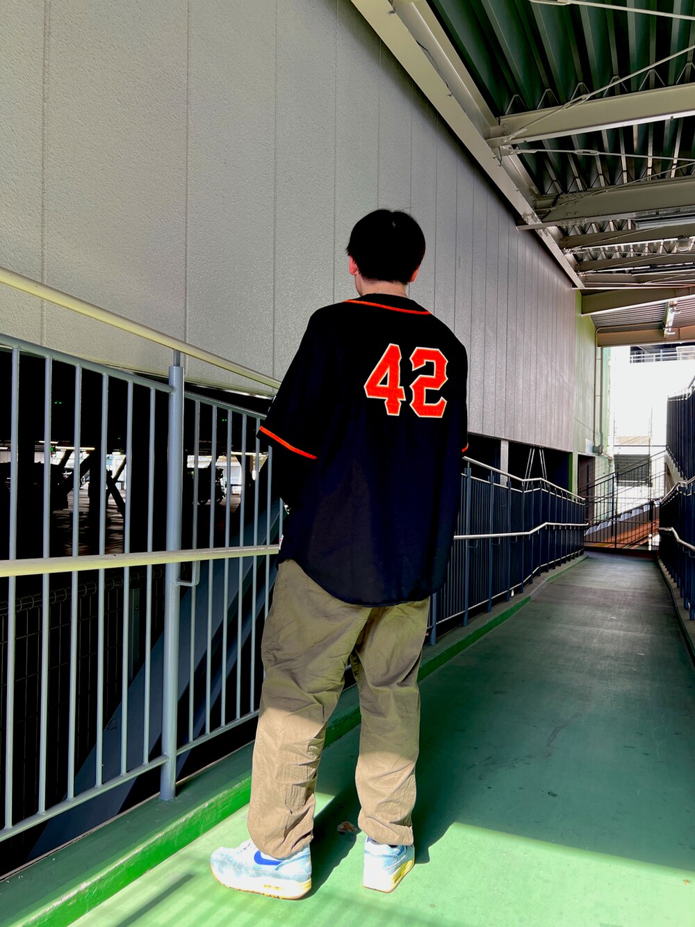 グリーン系のその他パンツ、ブラック系のシャツ/ブラウス、ブラック系のTシャツ/カットソーを着用したメンズの春コーディネートの2枚目の写真