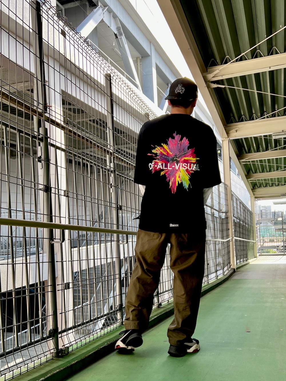 ブラック系のTシャツ/カットソー、グリーン系のその他パンツ、ブラック系のキャップを着用したメンズの春コーディネートの2枚目の写真