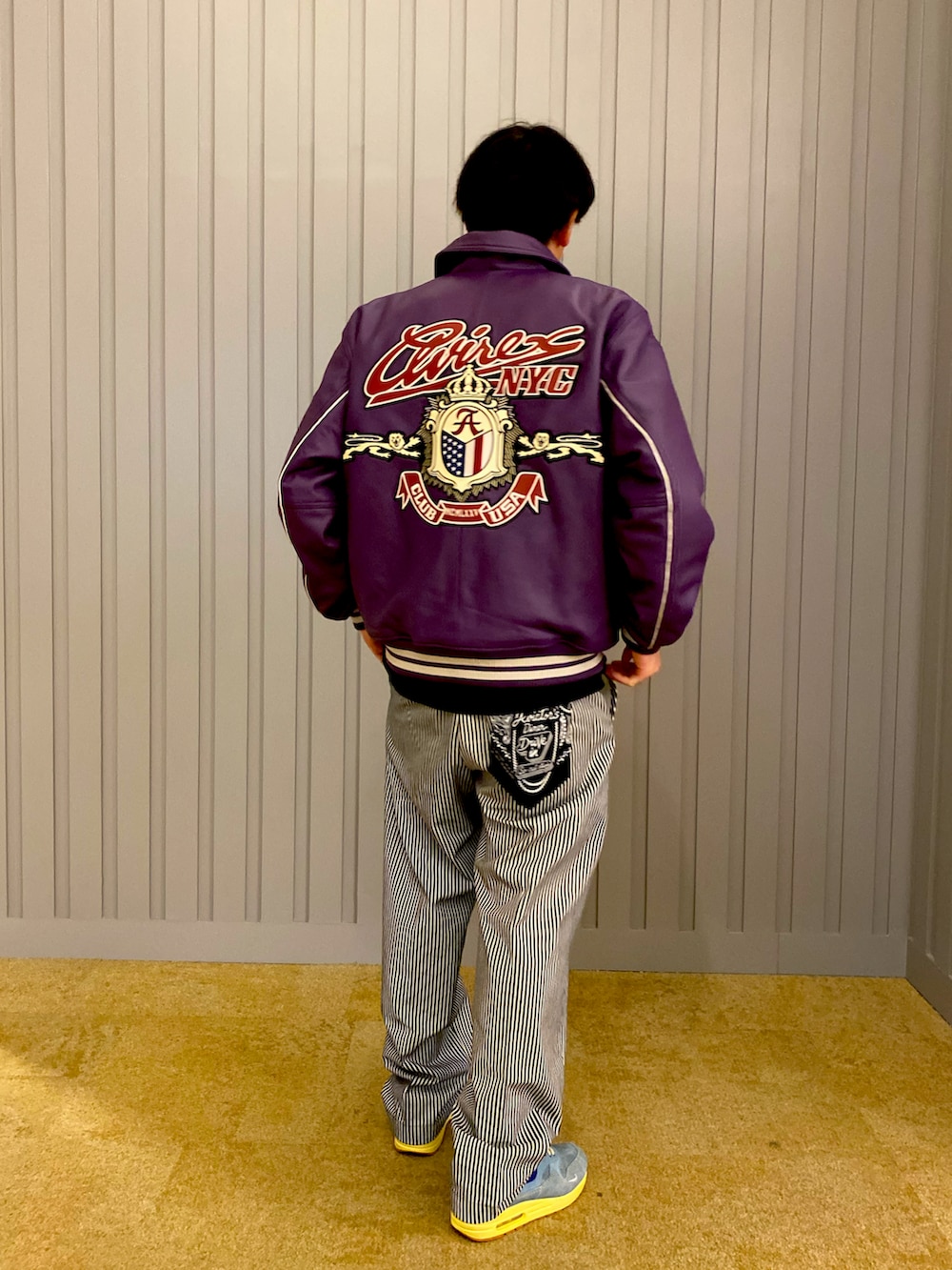 その他のチノパンツ、パープル系のスタジャンを着用したメンズの夏コーディネートの2枚目の写真