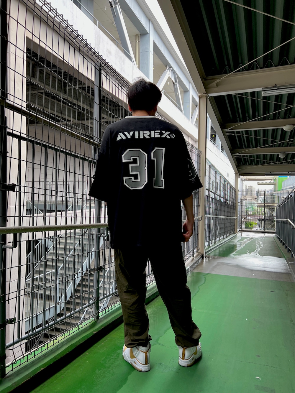 ブラック系のTシャツ/カットソー、グリーン系のその他パンツを着用したメンズの春コーディネートの2枚目の写真