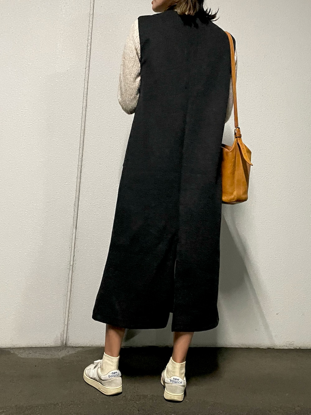 グレー系のワンピース、オレンジ系のショルダーバッグ、ホワイト系のスニーカーを着用したレディースの秋コーディネートの2枚目の写真