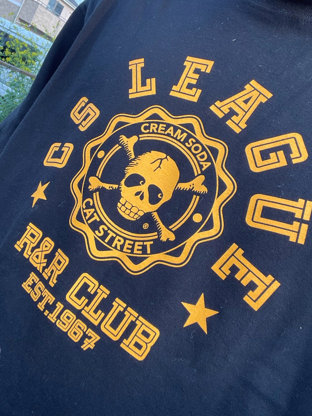 ベージュ系のスニーカーを着用したメンズの春コーディネートの2枚目の写真