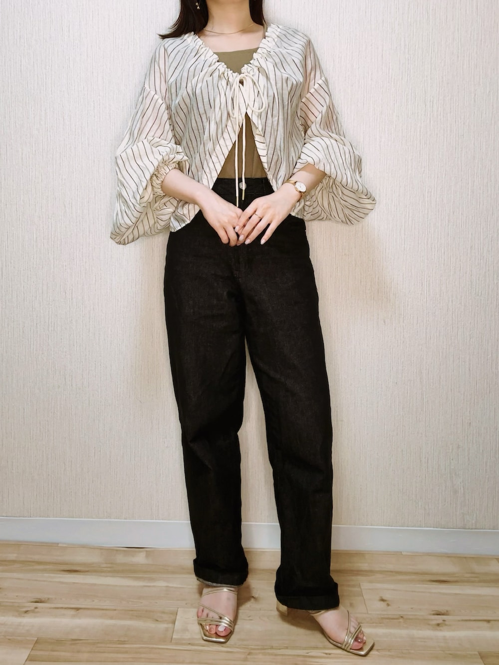 ブラック系のデニムパンツ、ベージュ系のシャツ/ブラウス、ブラウン系のタンクトップを着用したレディースの夏コーディネートの2枚目の写真