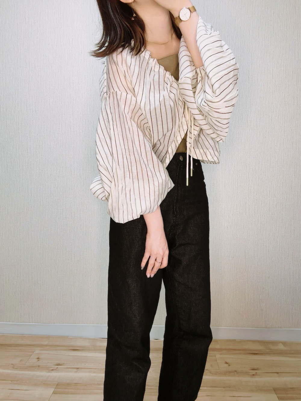 ブラック系のデニムパンツ、ベージュ系のシャツ/ブラウス、ブラウン系のタンクトップを着用したレディースの夏コーディネートの5枚目の写真